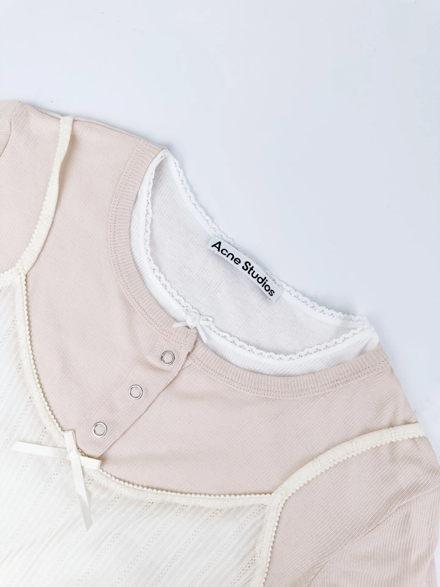Women's Acn Studios layered long-sleeved dress, custom-made soft matte vertical pattern comfortable gauze, light and transparent, soft and skin-friendly. The warm milky apricot tone spreads across the skirt, with layers of nude powder and Cream White, clean and moist, with a hint of Korean sweetness. The fake two-piece stacking is ingenious. The outer layer of the sling shoulder strap is embellished with delicate small bows, softening the femininity; the inner T-shirt is supplemented by a half-button placket, enriching the level of details. A satin logo tag is embellished at the back neckline for subtle brand recognition. Fitted and neat silhouette, the skirt falls to the middle of the thigh, just right to modify the body proportions, blending a sweet and girly look with a relaxed everyday feel. A skirt outlines a soft figure, and the details meet the romance of a girl. 1. Hierarchical stacking of fake two-piece splicing: layered and locked with precise stitches, multiple pieces of different materials are spliced ​​and locked, and the patchwork of different materials is fully edge-locked. The inner and outer layers are seamlessly combined to visually present the layering of two pieces. 2. Ribbons are embellished with hand-made bows, hand-knotted and shaped, with hidden stitches and seams. There is no trace on the front, and it is only fixed at a single point. The shape is flexible and hand-made. Accessories: Customized 1:1 Acne bow Customized 1:1 Acne label Customized 1:1 Acne trademark Version: Fitted version Size: S M L Style number: FF